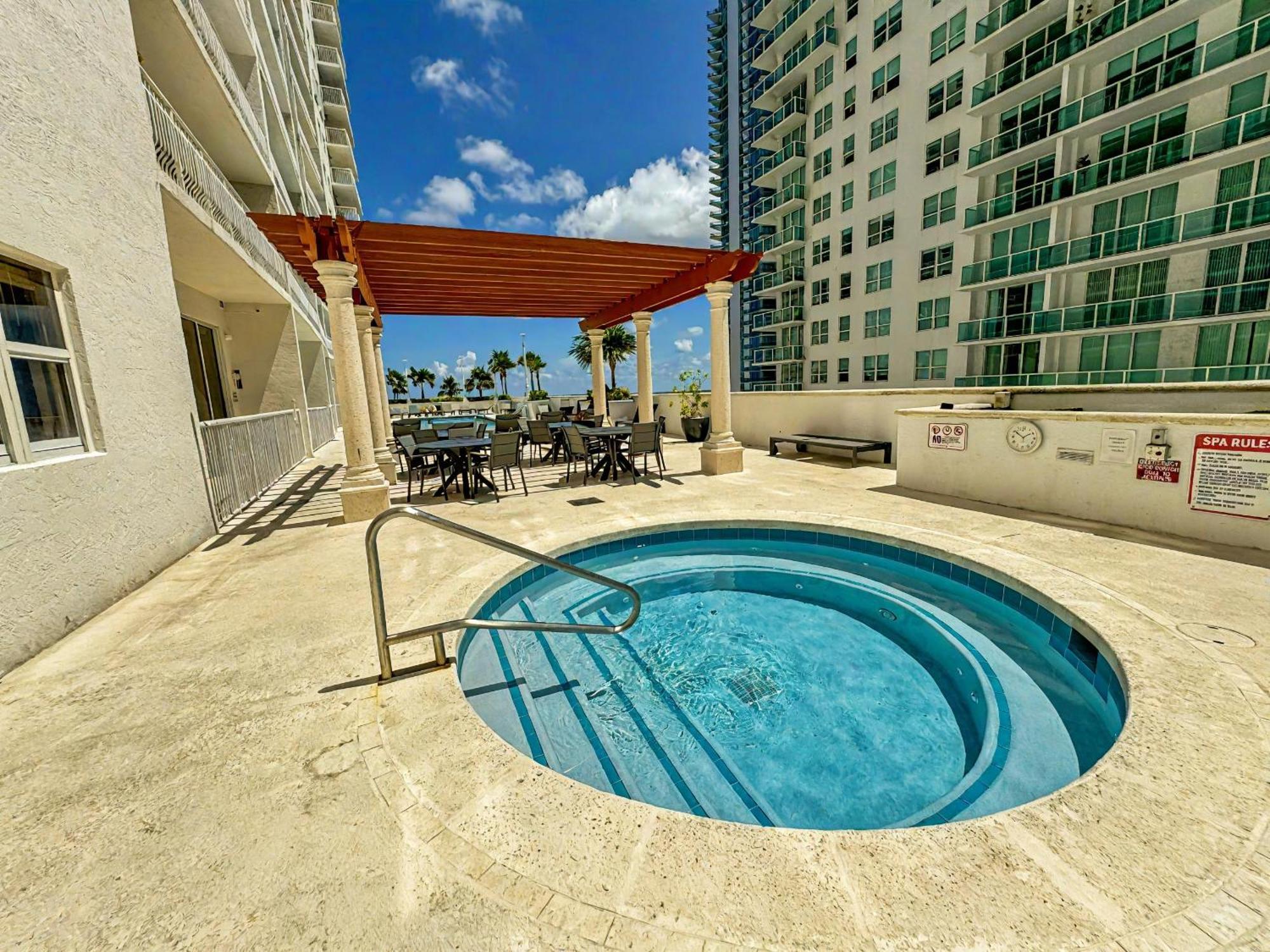 Апартаменты Elegant Centric Vibrant Pool Jacuzzi Free Parking Майами Экстерьер фото
